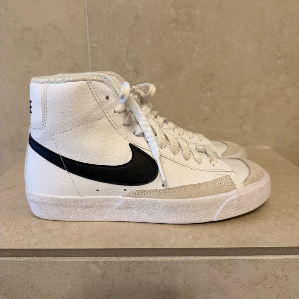 Nike Kids’ Grade SchoolBlazer Mid ‘77 Shoes
